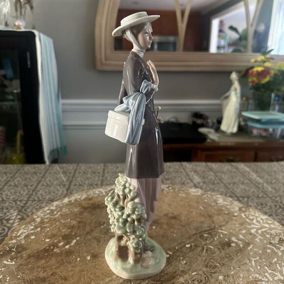 Lladro Elegant Ladies A New Hat Porcelain Figurine Glossy Finish Vintage - Picture 6 of 11